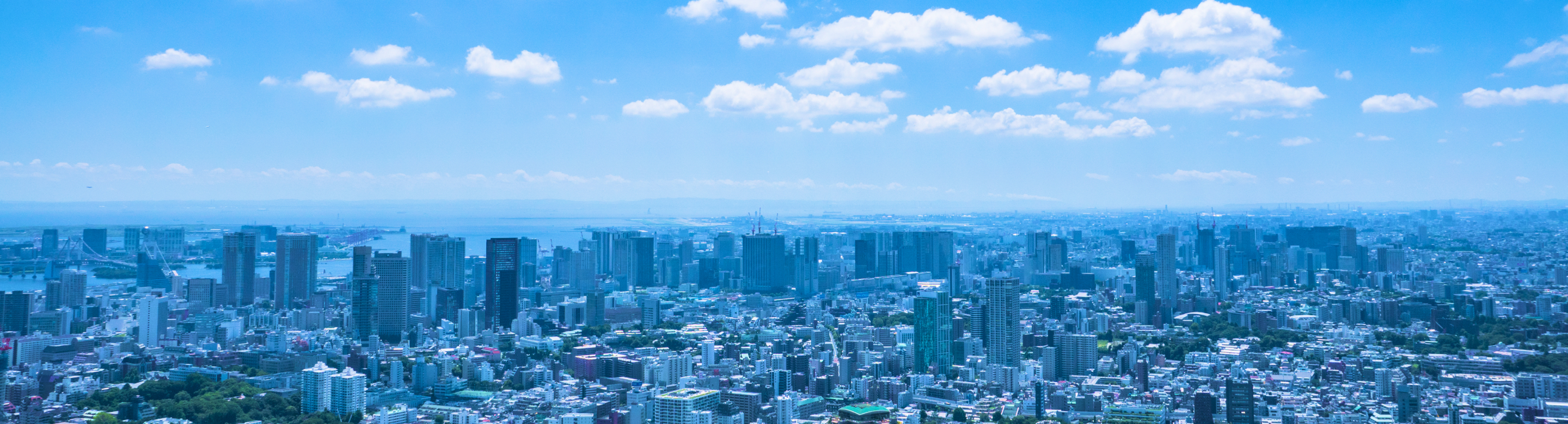 ビルが並ぶ街の風景